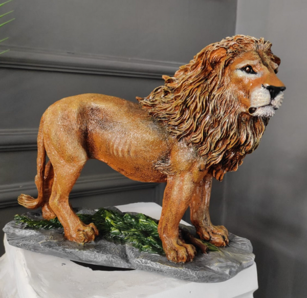 Patung Hewan Liar Tropis